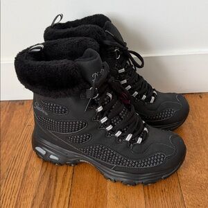 Skechers D'Lites Women's Size 7.5 Winter Boot black  48634/NVY fur Cuff lace up